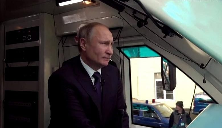 Vladimir Putin dari Rusia naik kereta pertama melintasi jembatan Crimea