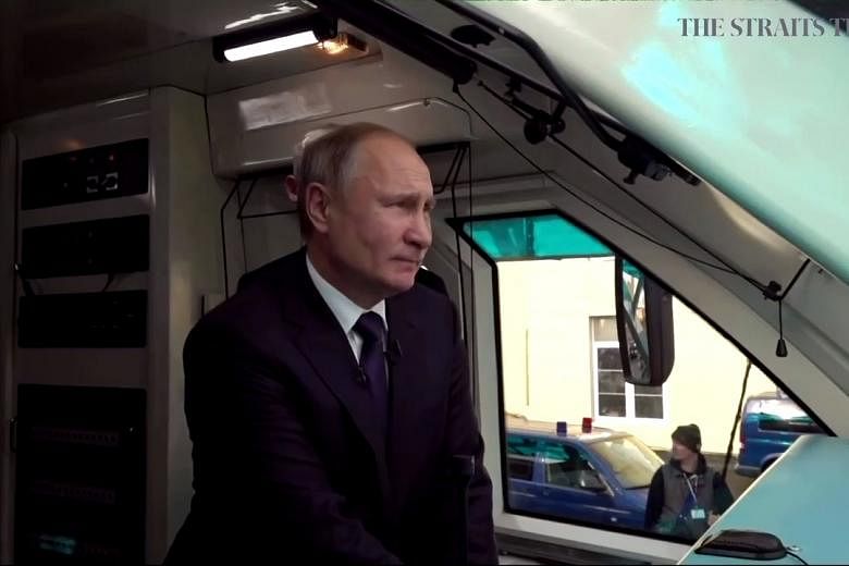 Vladimir Putin dari Rusia naik kereta pertama melintasi jembatan Crimea