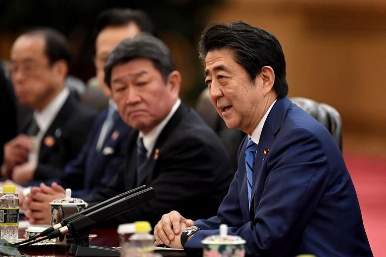 China menjadi tuan rumah Jepang dan Korea Selatan ketika ketegangan regional membara