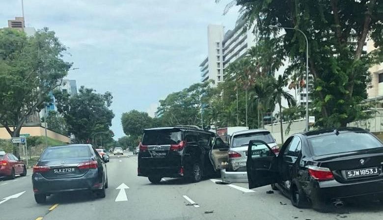 Pria dibawa ke rumah sakit setelah kecelakaan 4 kendaraan di Jalan Bukit Merah