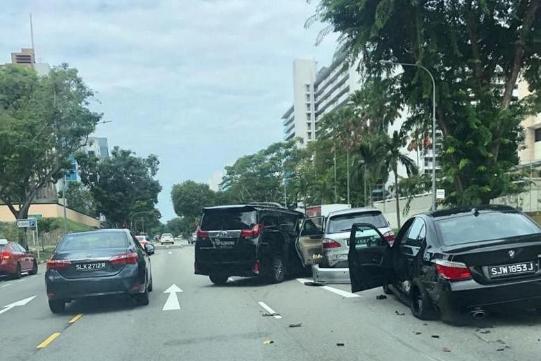 Pria dibawa ke rumah sakit setelah kecelakaan 4 kendaraan di Jalan Bukit Merah
