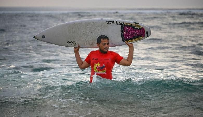 Survival surfing: Orang Indonesia mengendarai ombak untuk mengalahkan trauma tsunami