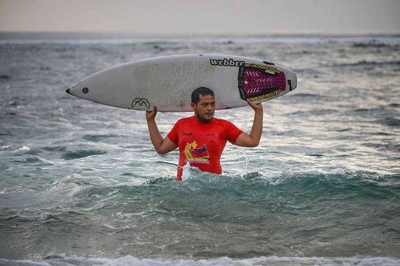 Survival surfing: Orang Indonesia mengendarai ombak untuk mengalahkan trauma tsunami