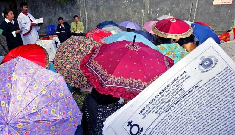 Orang-orang Kristen di Jambi Indonesia bersiap untuk Natal di luar gereja-gereja yang disegel