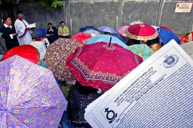 Orang-orang Kristen di Jambi Indonesia bersiap untuk Natal di luar gereja-gereja yang disegel