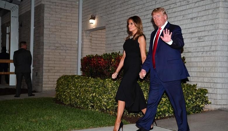 Presiden AS Donald Trump dan istrinya Melania menghadiri kebaktian gereja yang dipenuhi musik pada Malam Natal