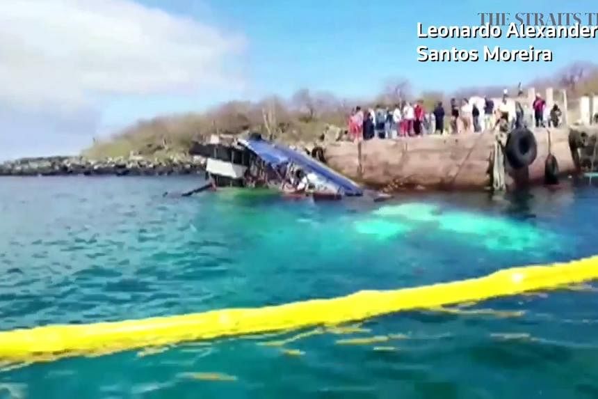 Tumpahan minyak: Ekuador khawatir tentang pemulihan tongkang yang tenggelam di Galapagos yang kaya satwa liar