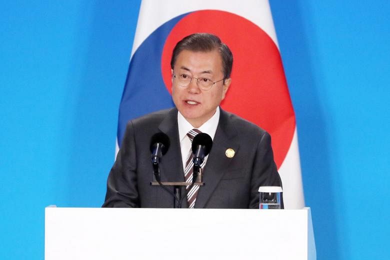 Presiden Korea Selatan Moon Jae-in mengatakan hubungan Jepang ‘penting’ ketika para pemimpin berusaha memperbaiki kerusakan