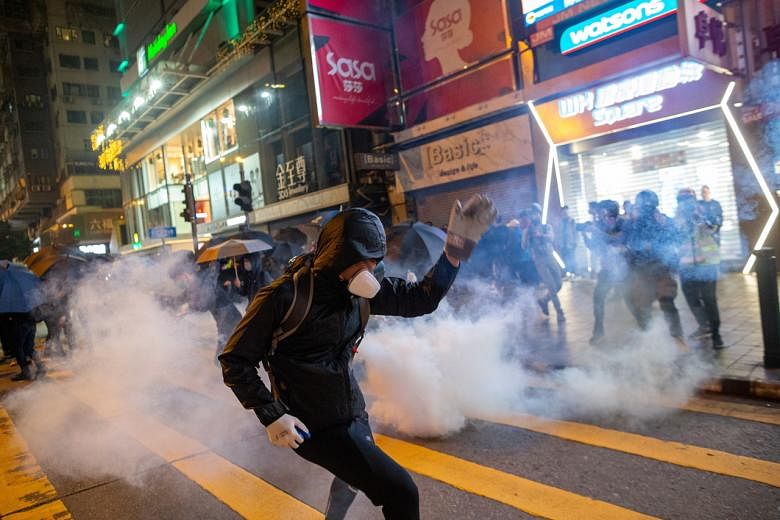 Polisi Hong Kong menembakkan gas air mata untuk membubarkan pengunjuk rasa Malam Natal