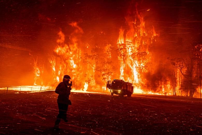 Petugas pemadam kebakaran Australia menghabiskan Hari Natal dengan memadamkan api; suhu melonjak