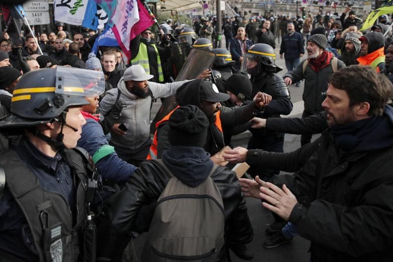 Para pengunjuk rasa bentrok dengan polisi di terminal kereta api utama Paris