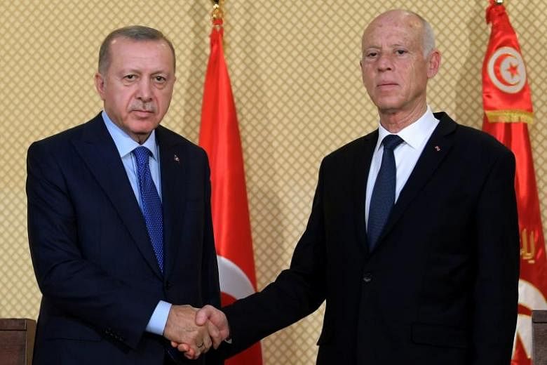 Presiden Turki Erdogan Bahas Gencatan Senjata Libya Selama Perjalanan Kejutan Tunisia