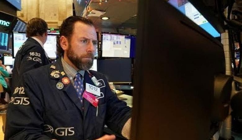 Wall Street tergelincir dari rekor karena investor mengunci kenaikan akhir tahun