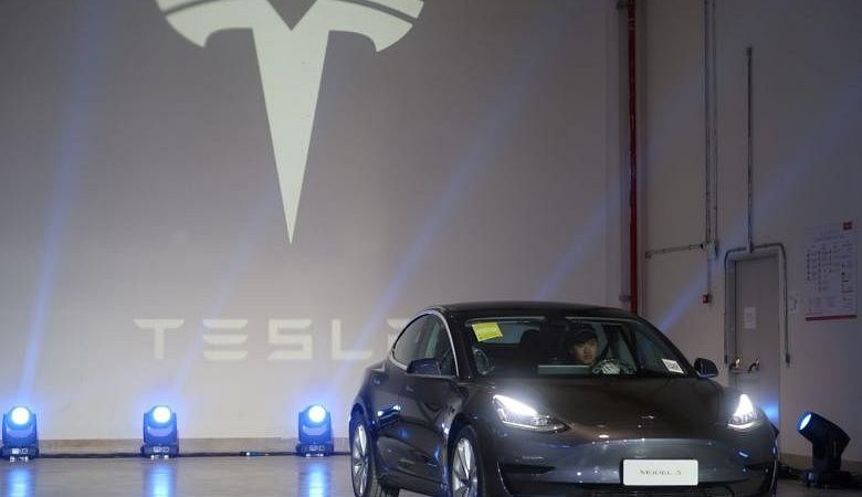 Tesla baru saja mengirimkan mobil buatan China pertamanya di Shanghai