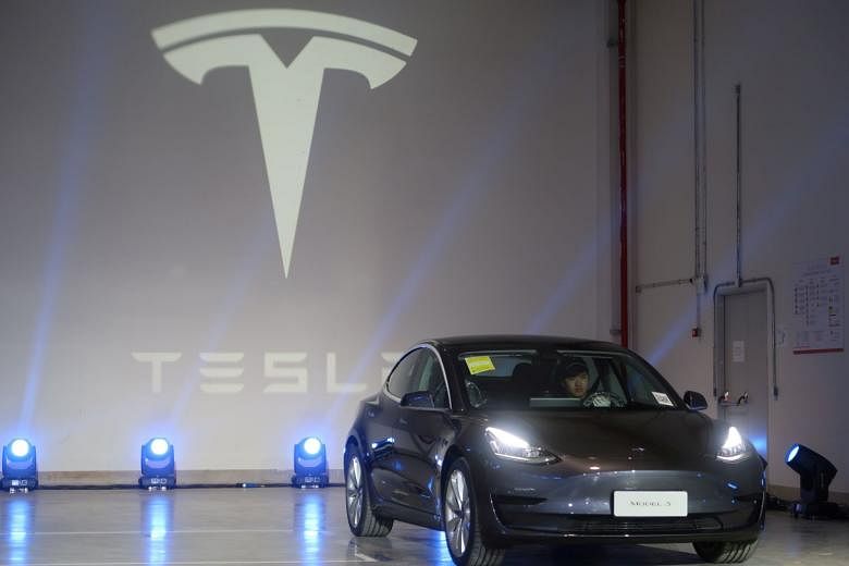 Tesla baru saja mengirimkan mobil buatan China pertamanya di Shanghai